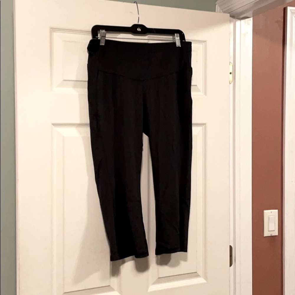 Black cropped running pants